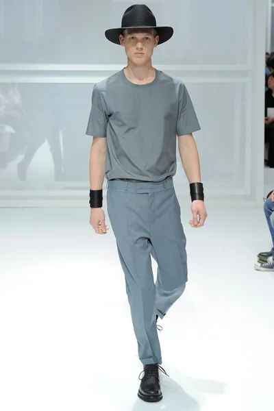 Look 32